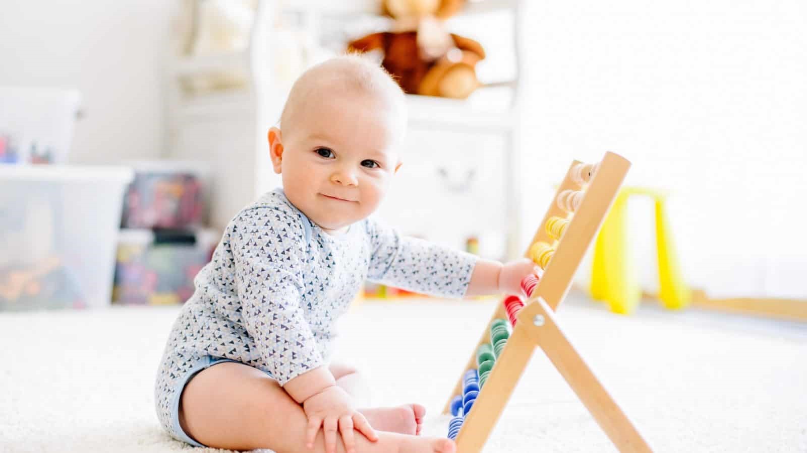 در زمان خرید اسباب بازی برای نوزاد، به اندازه وسایل توجه زیادی داشته باشید.